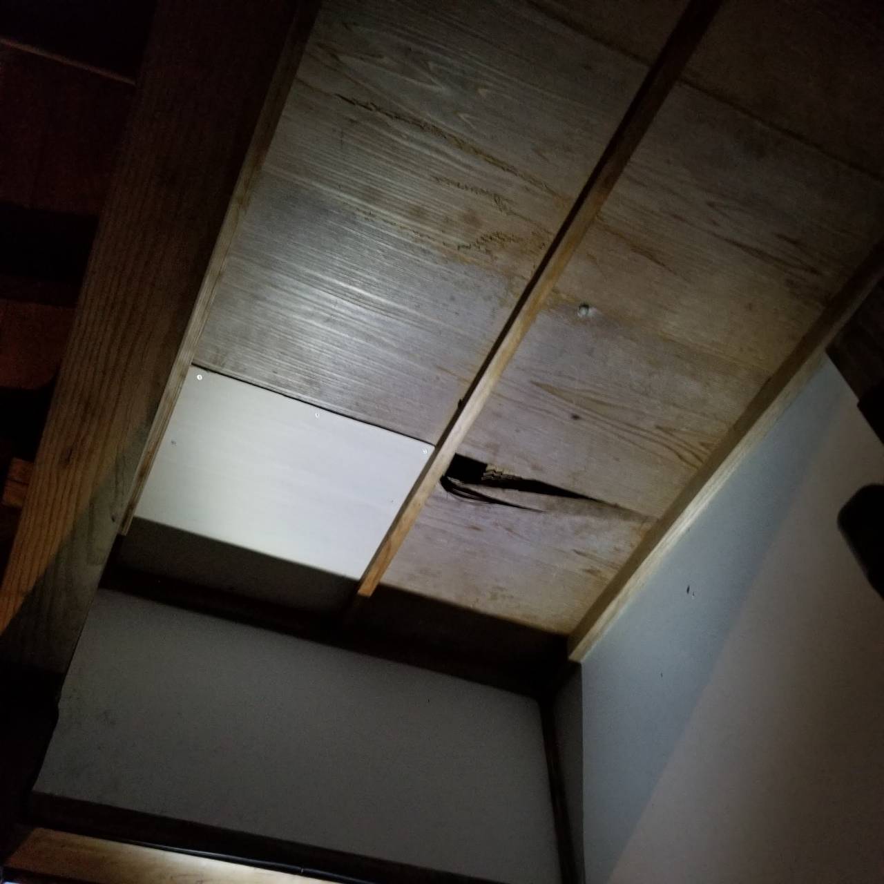 破られた天井板の補修した後に隣の天井板を破壊
